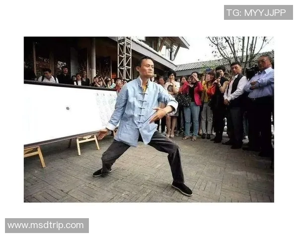 穿唐装的足球明星展现传统文化魅力与现代运动精神的完美结合