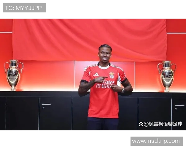 足球明星温情瞬间手捧小鸟展现爱心与责任感的美好画面