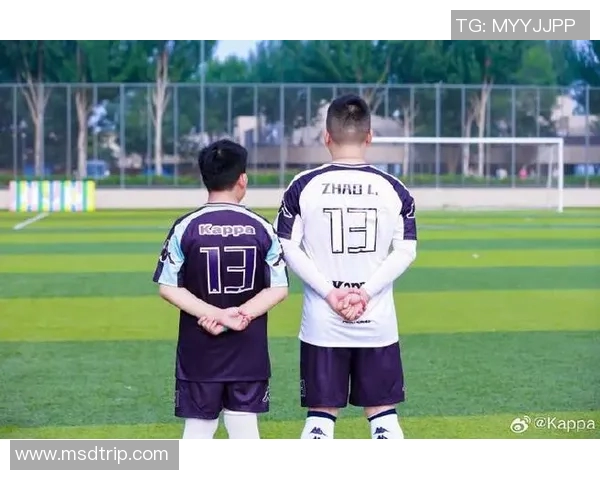 足球明星的家人在球场上挥洒汗水展现家庭运动魅力与亲情互动